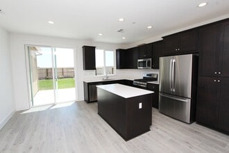 1237 Gypsum Ct in Los Banos, CA - Building Photo - Building Photo