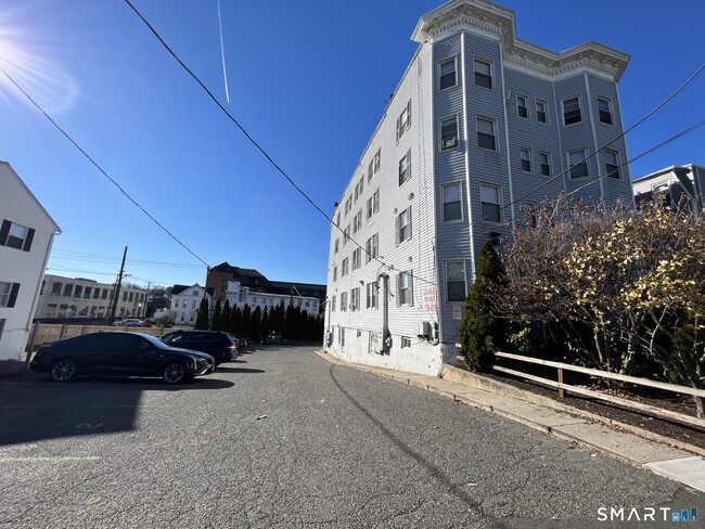 10 Balmforth Ave in Danbury, CT - Building Photo - Building Photo