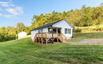 4 Meadows Town Rd in Marshall, NC - Building Photo - Building Photo