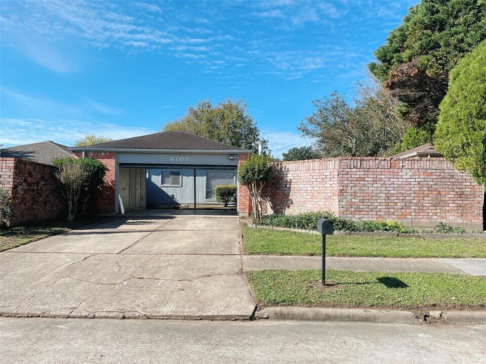 8706 Brummel Dr in Houston, TX - Building Photo
