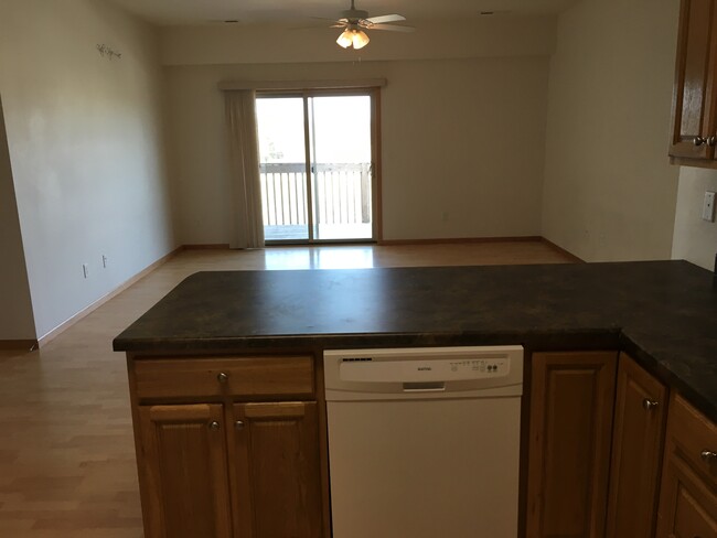 131 Aspen Ln, Unit 8 in Hills, IA - Building Photo - Building Photo