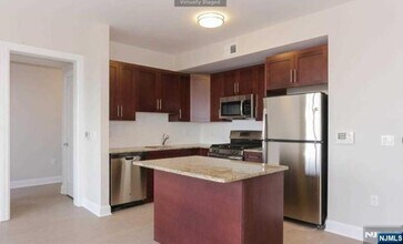 555 10th St in Palisades Park, NJ - Building Photo - Building Photo