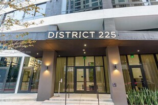 225 N Miami Ave in Miami, FL - Building Photo