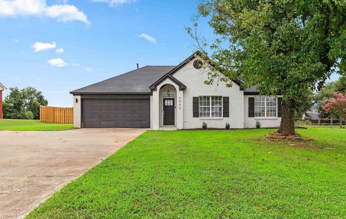 6860 Moores Mill Rd in Huntsville, AL - Building Photo