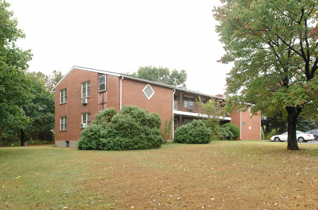 700 Middle St in Bristol, CT - Foto de edificio