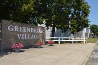 Greenbriar Village in Austintown, OH - Foto de edificio - Building Photo