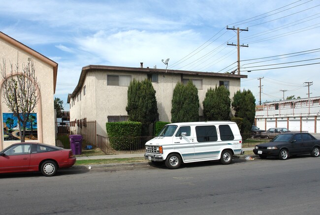 1402 W Parade St in Long Beach, CA - Building Photo - Building Photo