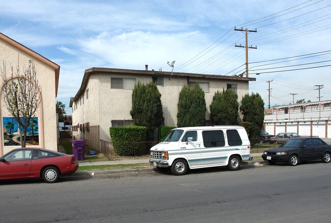 1402 W Parade St in Long Beach, CA - Foto de edificio - Building Photo