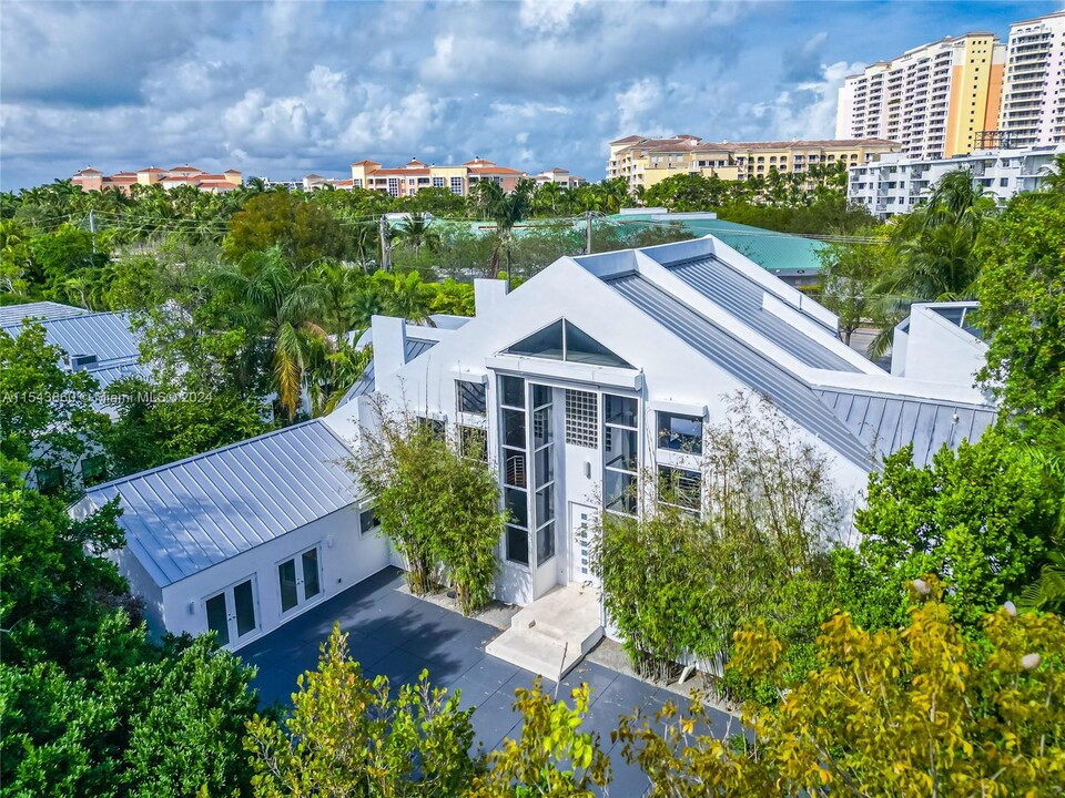 51 Island Dr, Unit 51 in Key Biscayne, FL - Foto de edificio