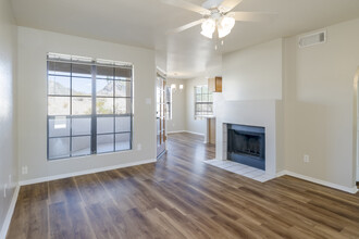 La Esplanada Apartment Homes in Phoenix, AZ - Building Photo - Interior Photo