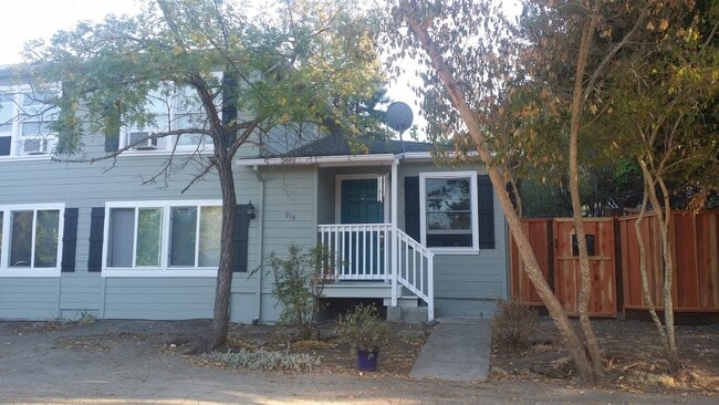 property at 914 Oak St