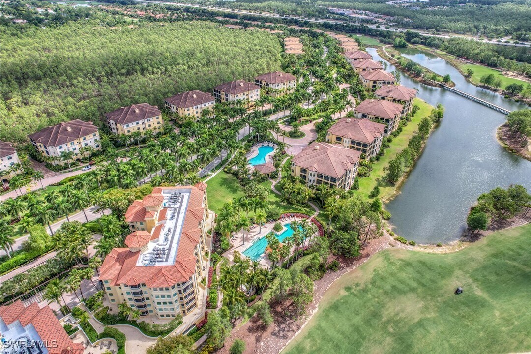 2728 Tiburon Blvd E in Naples, FL - Foto de edificio