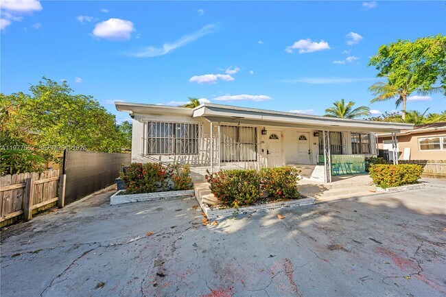 581 NW 113th St in Miami, FL - Foto de edificio - Building Photo