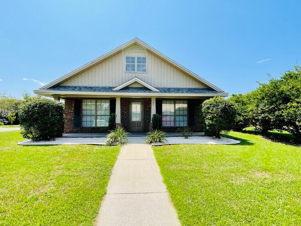 301 Bloomsbury Ave in Fairhope, AL - Building Photo