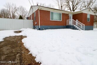 6104 E Manslick Rd in Louisville, KY - Building Photo - Building Photo