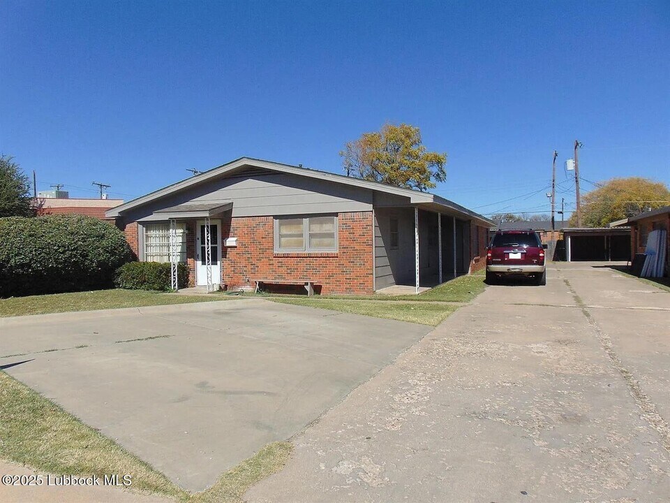 2406 46th St in Lubbock, TX - Building Photo