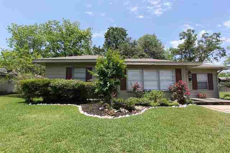 121 Seaman Dr in Silsbee, TX - Foto de edificio