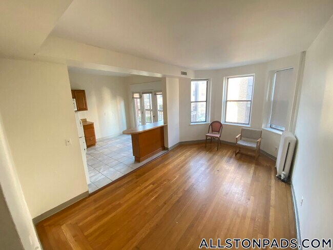 1135 Commonwealth Ave, Unit 3 in Boston, MA - Building Photo - Building Photo