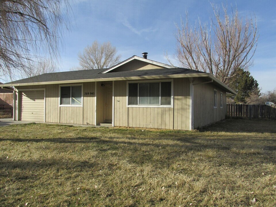 709-945-945 Lake Ave in Susanville, CA - Building Photo