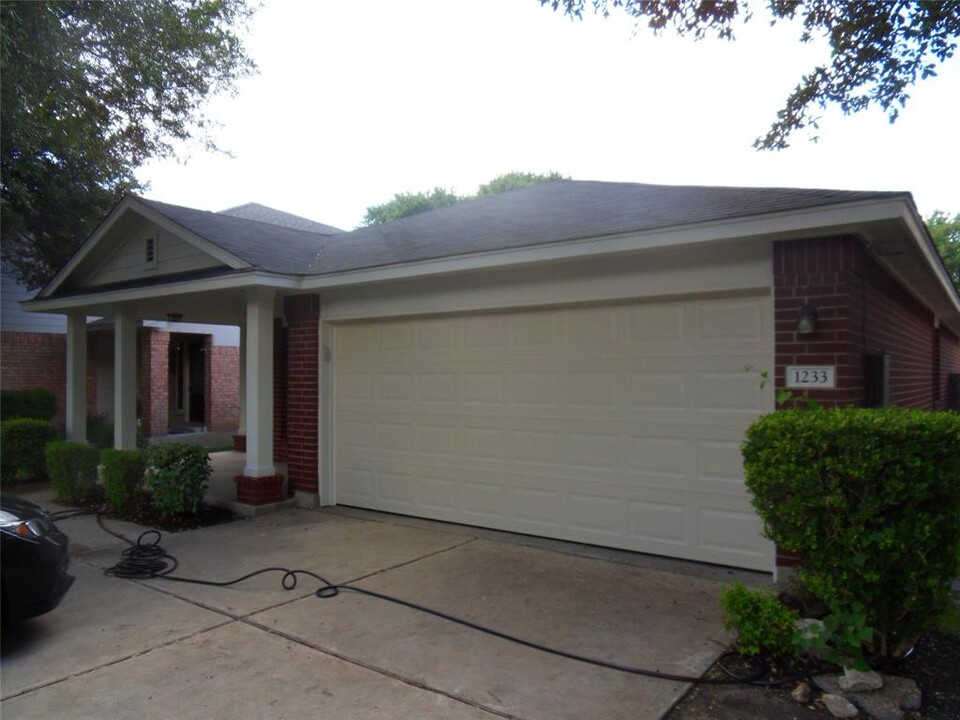 1233 Pine Portage Loop in Leander, TX - Building Photo