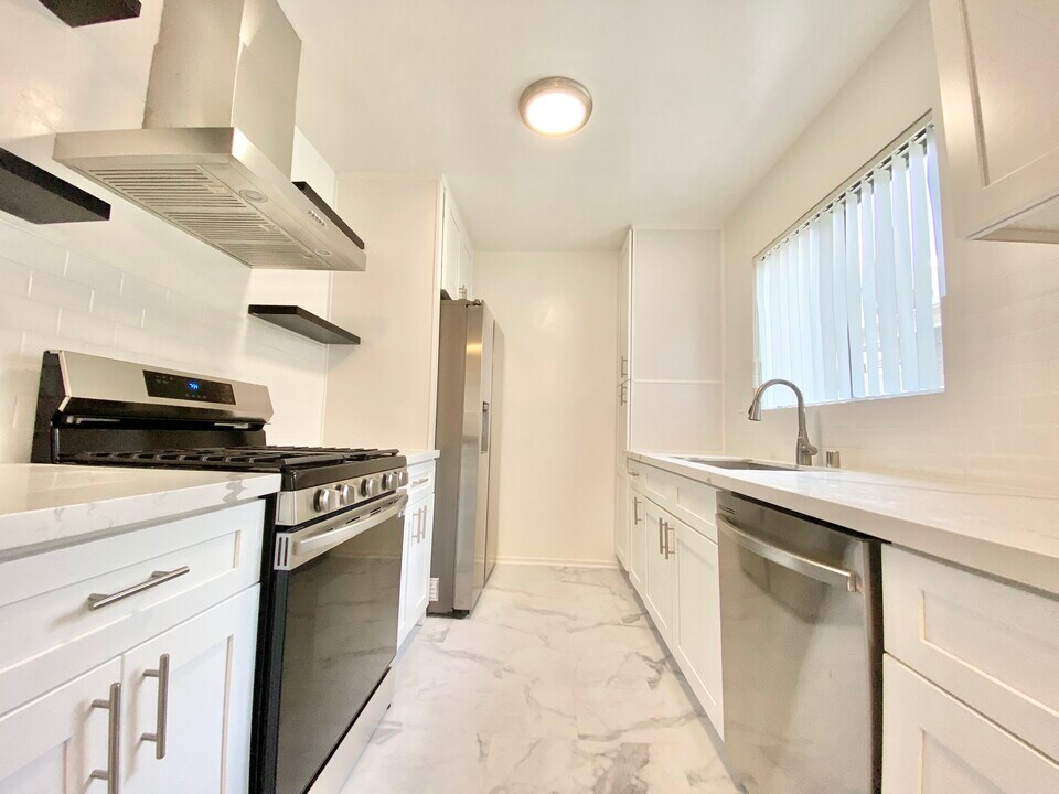 7010 Lanewood Ave in Los Angeles, CA - Building Photo