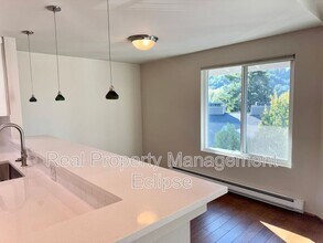 3218 80th Ave SE in Mercer Island, WA - Building Photo - Building Photo