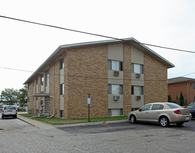 822 Biddle Ave in Wyandotte, MI - Foto de edificio - Building Photo