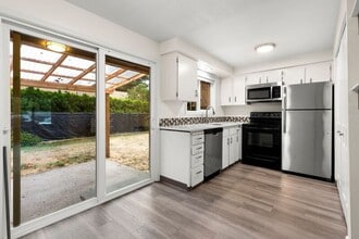 885 SE Lambert Cir in Gresham, OR - Building Photo - Building Photo
