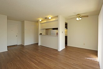 Fulton Oaks Apartments in Sacramento, CA - Building Photo - Interior Photo