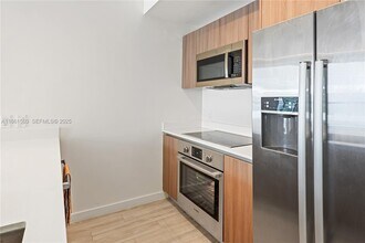 201 SW 17th Rd, Unit 502 in Miami, FL - Foto de edificio - Building Photo