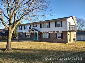 620 Dundee Ln in Hartland, WI - Building Photo