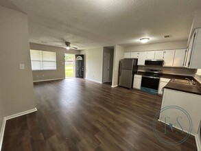 993 White Cir in Hinesville, GA - Building Photo - Building Photo
