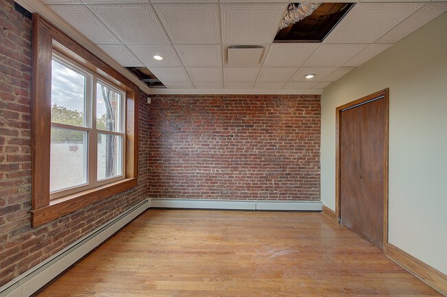 6808 Woodside Ave in Woodside, NY - Building Photo - Building Photo