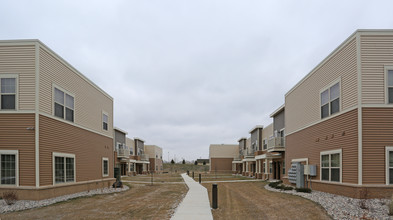 Grand View Townhomes in Grand Chute, WI - Building Photo - Building Photo