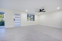 1537 Chesapeake Ave in Naples, FL - Foto de edificio - Building Photo