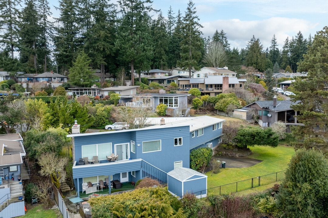 15630 36th Ave NE in Lake Forest Park, WA - Building Photo