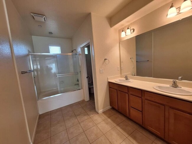 2580 W El Camino Ave in Sacramento, CA - Building Photo - Building Photo
