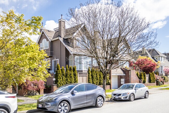 230 Keith Rd E in North Vancouver, BC - Building Photo - Building Photo