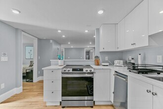 382 Spring St, Unit 2B in Newport, RI - Building Photo - Building Photo