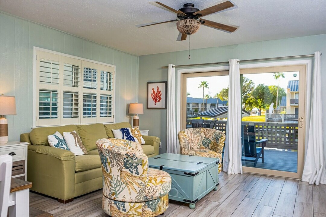 1902 Bayhouse Dr in Rockport, TX - Building Photo