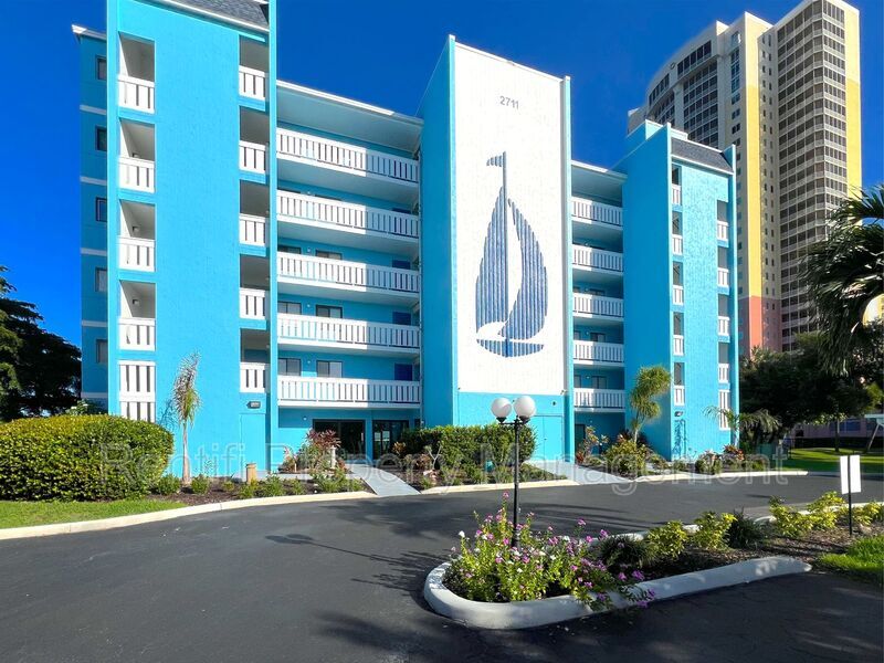 2711 First St in Ft. Myers, FL - Building Photo
