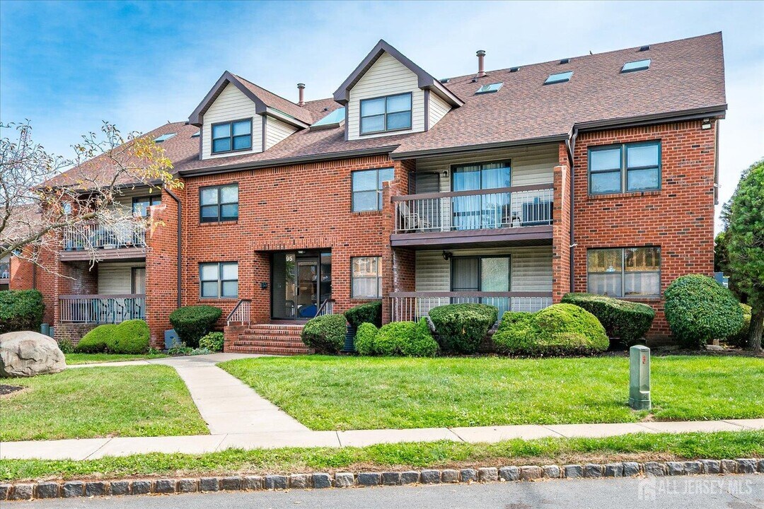 142 Beverly Hill Terrace in Woodbridge Township, NJ - Building Photo