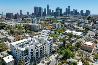 Patton Towers in Los Angeles, CA - Foto de edificio - Building Photo