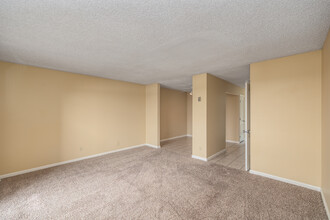 Sea Breeze Townhome Apartments in Redondo Beach, CA - Foto de edificio - Interior Photo