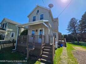 806 Washington St in Throop, PA - Building Photo