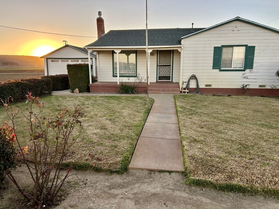 1601 Artesia Ave in Lompoc, CA - Building Photo