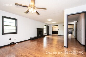 5240 Barton Dr in Shawnee, KS - Building Photo - Building Photo