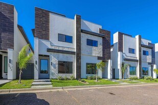 8218 Casa Verde Rd in Laredo, TX - Building Photo