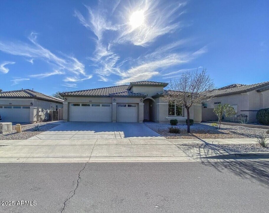 19209 W Pasadena Ave in Litchfield Park, AZ - Building Photo