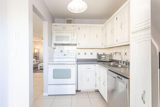 19 Colonial Club Dr, Unit 204 in Boynton Beach, FL - Building Photo - Building Photo